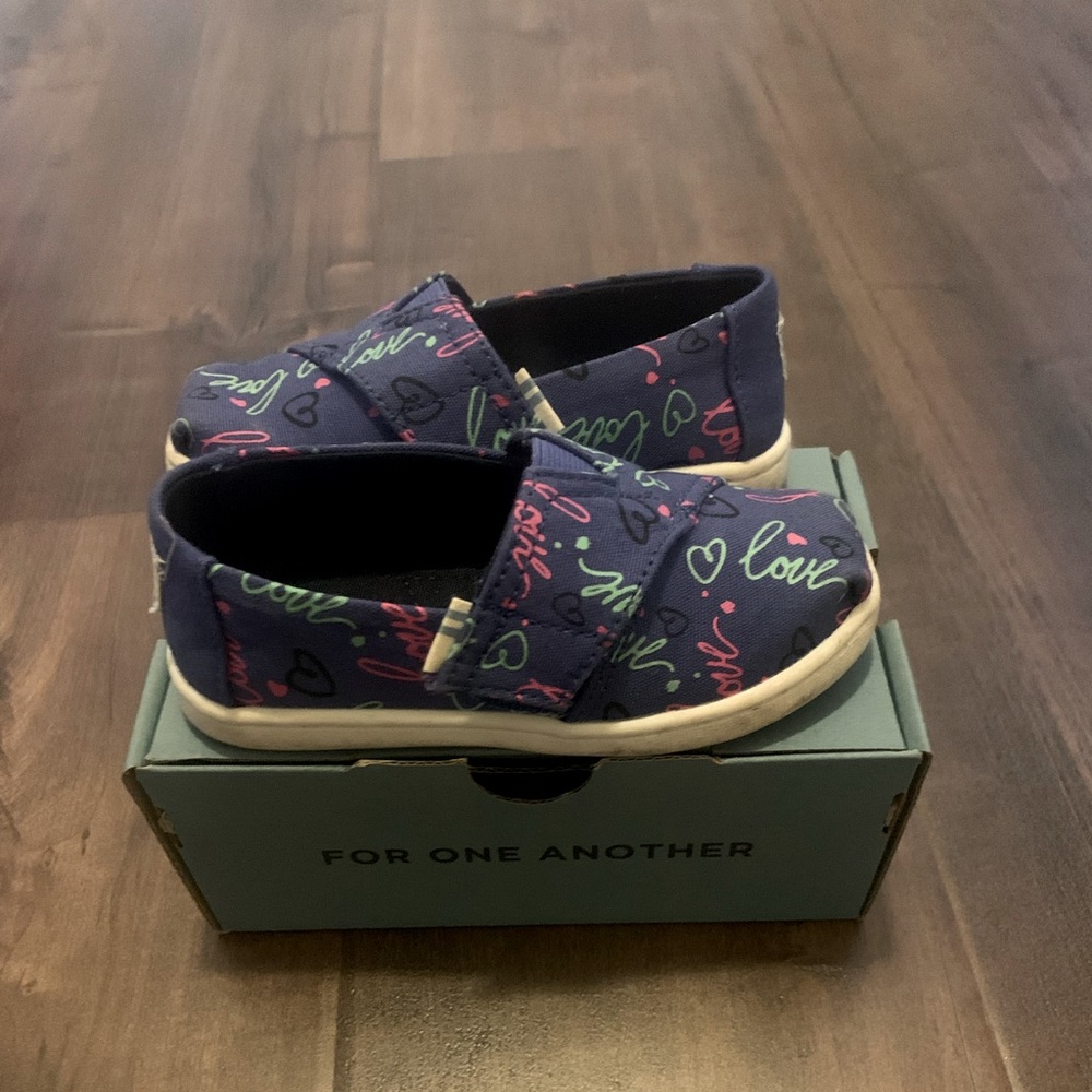 Gently used Tom’s Toddler Glow in The Dark Shoes
